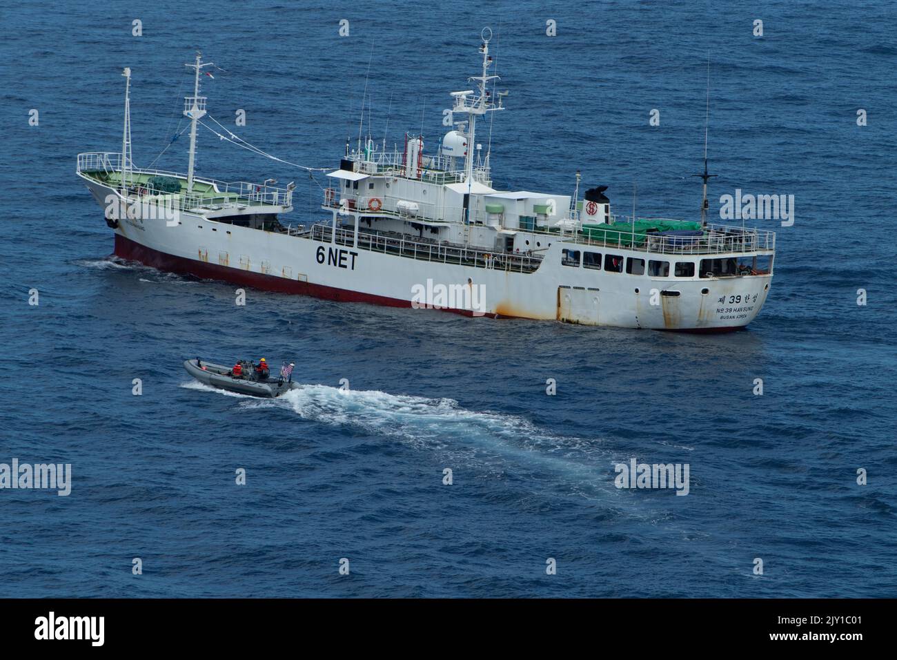 Una nave litoranea da combattimento di classe indipendente USS Oakland (LCS 24) barca rigida gonfiabile a scafo stand by per recuperare tattico forze dell'ordine Team Pacific Coast Guardsmen durante un Oceania Maritime Support Initiative (OMSI) imbarco di conformità nave, 19 agosto 2022. Oakland è schierato a sostegno della Oceania Maritime Support Initiative, un programma di segretaria della difesa che sfrutta i beni del Dipartimento della Difesa in transito nella regione per aumentare la consapevolezza dei domini marittimi della Guardia Costiera e le operazioni di applicazione della legge in Oceania. (STATI UNITI Foto Navy di Mass Communication Specialist 2nd Classe Ian Zagr Foto Stock