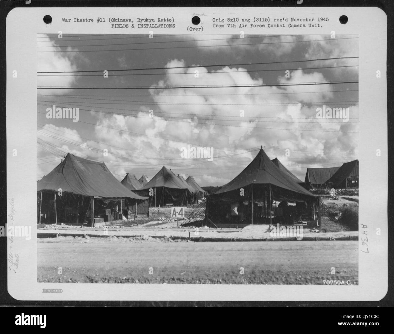 Tende di A-4 (fornitura) nella 7th Air Force Headquarters Area a Okinawa, Ryukyu Rett. 15 agosto 1945. Foto Stock