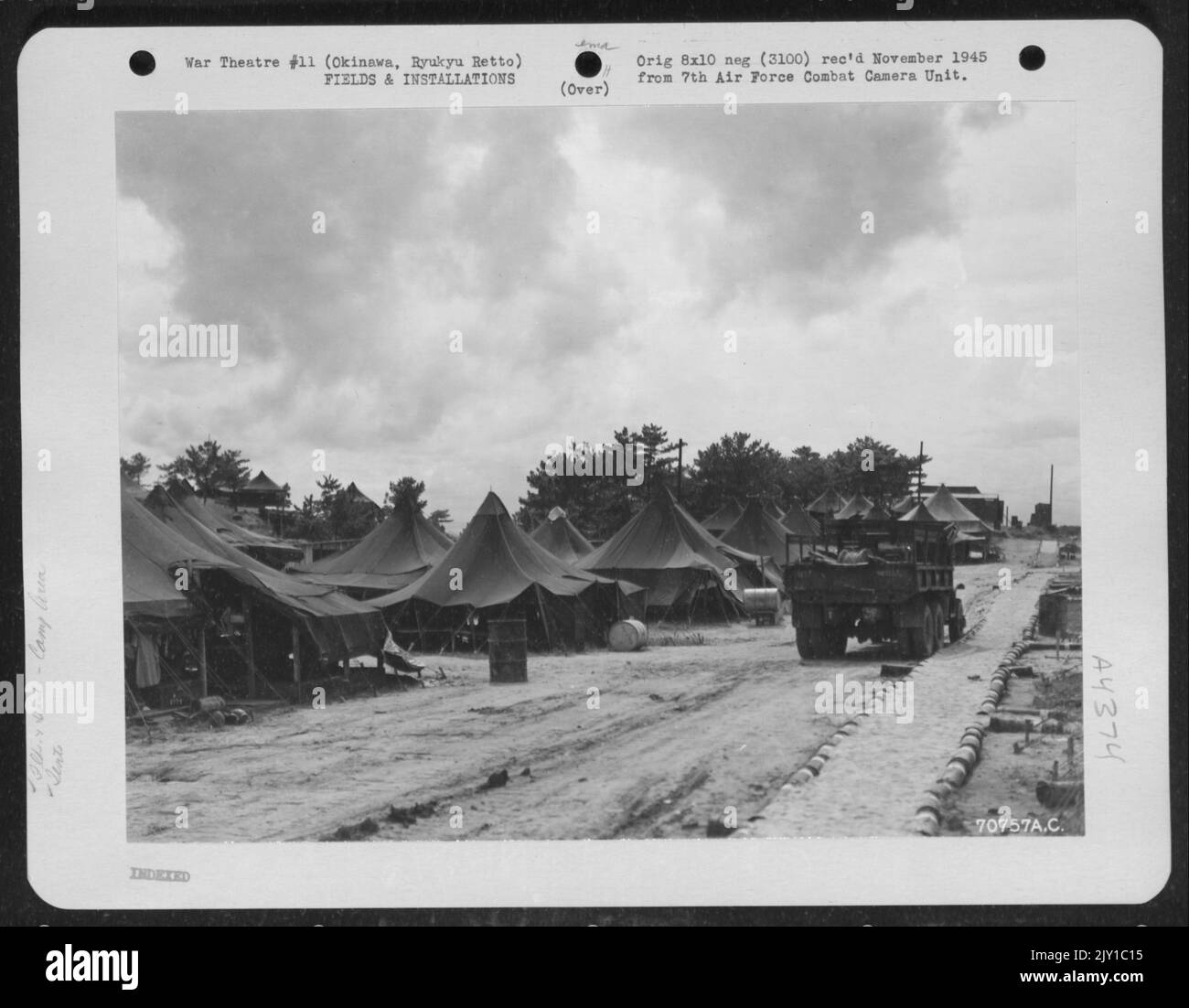 Arruolò Men's Living Quarters nell'area del quartier generale dell'aeronautica militare del 7th a Okinawa, Ryukyu Rett. 15 agosto 1945. Foto Stock