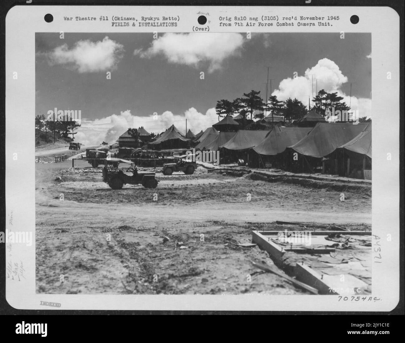 Le jeep sono parcheggiate davanti alle pubblicazioni, agli archivi classificati, alla posta e alla distribuzione, alle tende dell'avvocato del giudice e dell'ispettore dell'aria nell'area della sede dell'aeronautica 7th a Okinawa, Ryukyu Retto. 15 agosto 1945. Foto Stock