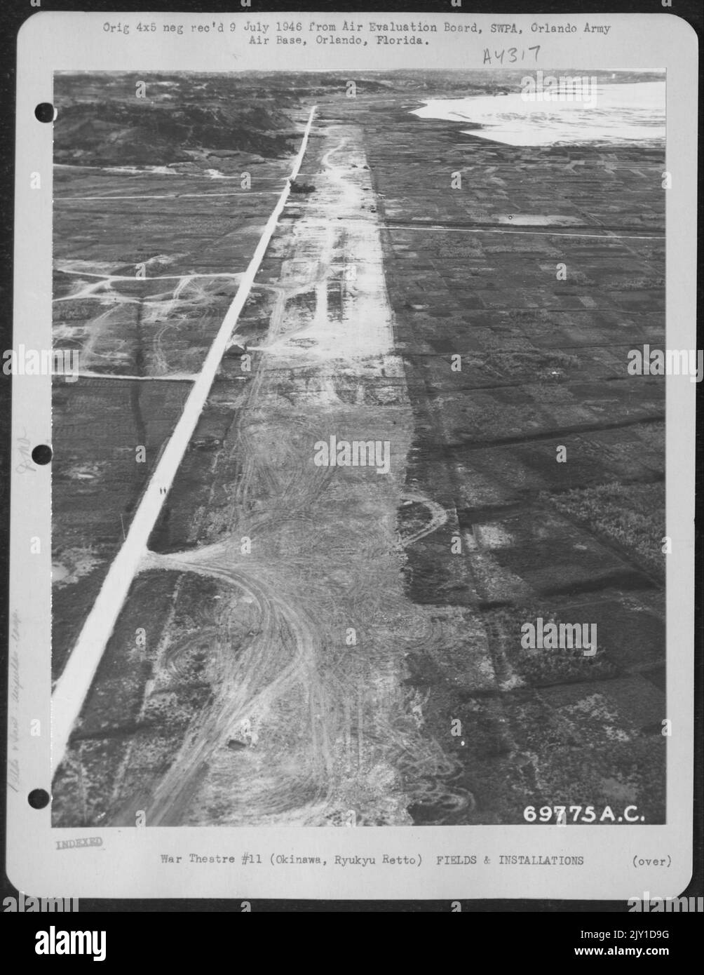 Vista aerea di Cub Strip a ter sulla costa occidentale di Okinawa, Ryukyu Retto. La striscia fu usata da Piper L-4 per la Spotting artiglieria e Vultee L-5S fu usata per l'evacuazione dei feriti dall'Isola. 16 luglio 1945. Foto Stock