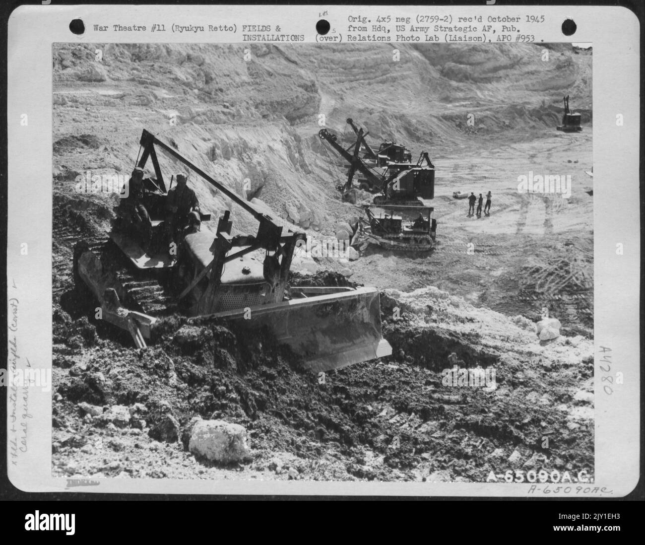 Men of an Engineer Aviation Battaglione operare questo Coral Pit su una delle isole nel Ryukyu Rento come il lavoro va avanti a piena velocità su nuove Airstrip e Taxi modi. 1945. Foto Stock