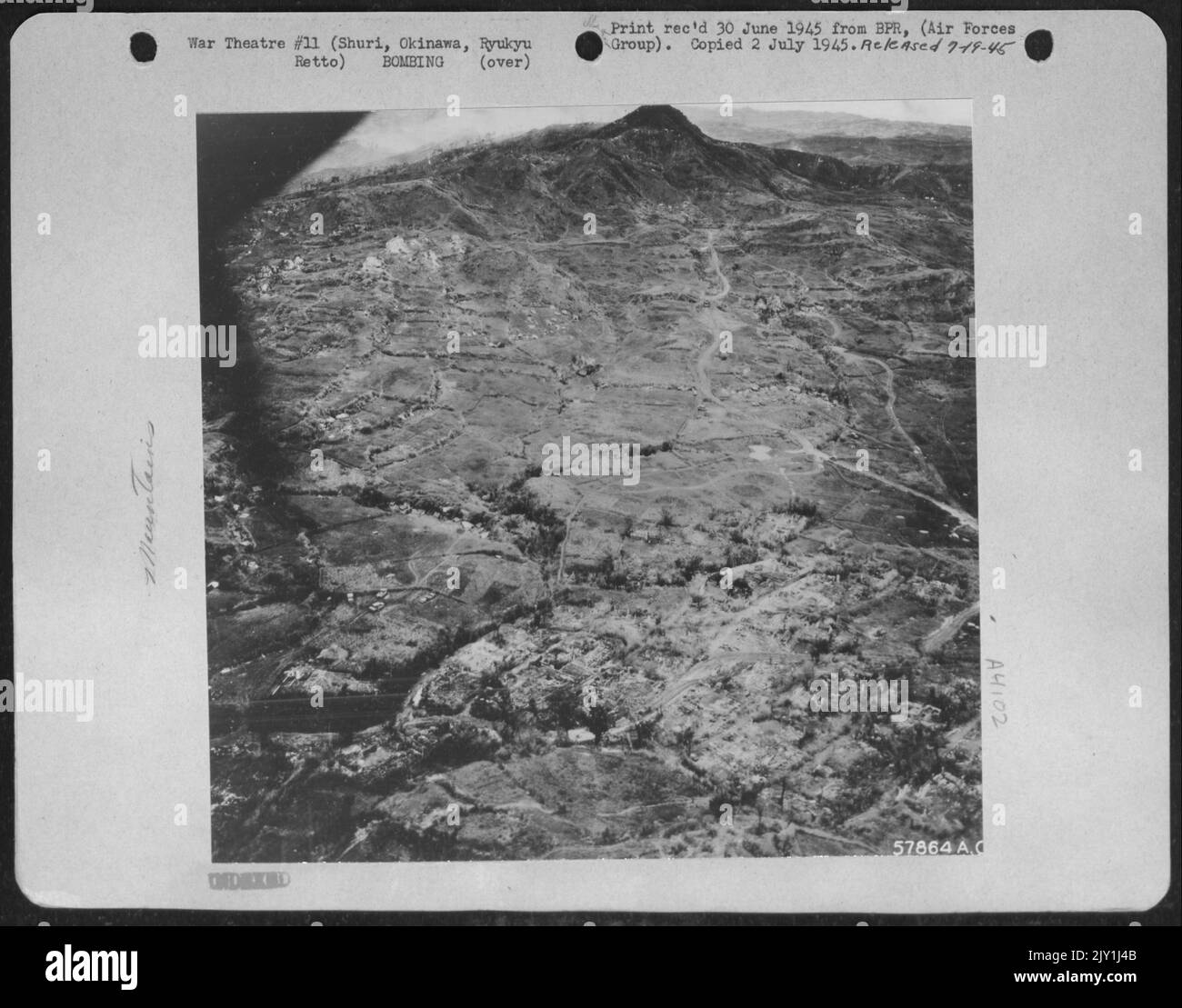 Conical Hill è stata la chiave per le difese Shuri - Conical Hill, che domina Yonabaru sulla costa orientale del sud di Okinawa mostrando danni causati da mortaio, pistola di macchina e fuoco di artiglieria, e bombardamenti. Le piccole toppe bianche sono le tende da cucito con forze di terra e OV Foto Stock