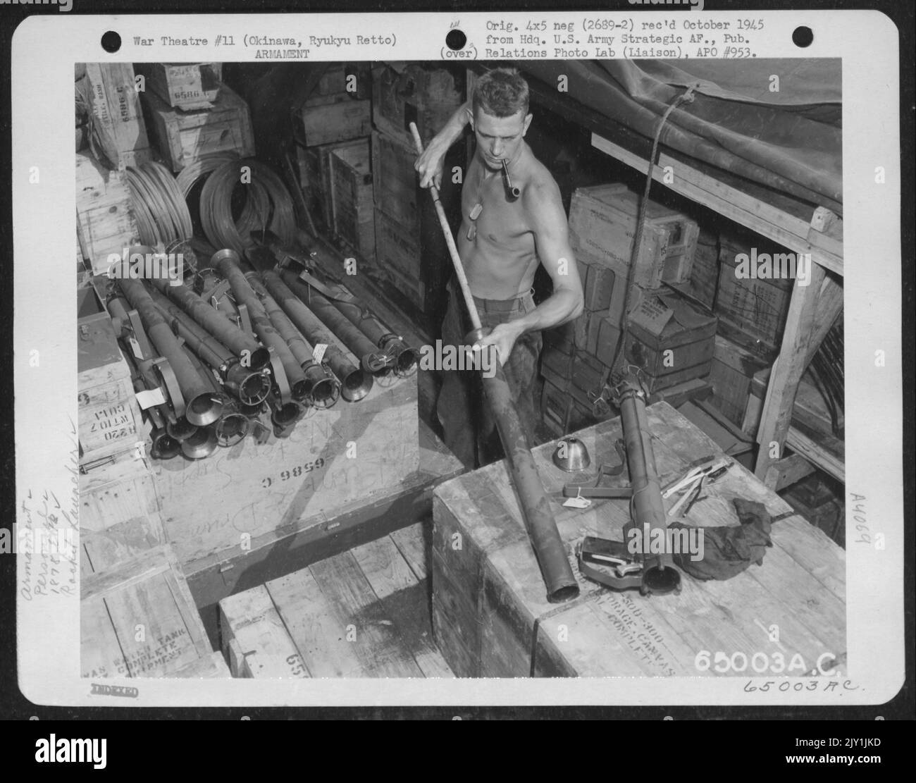 SGT. Frank Huber del Battaglione Aviazione ingegnere 1878Th, Oiling M-9 Rocket launder in preparazione per Battaglione Difesa. SGT. Huber è da 133 Field Street, West Chester, Pennsylvania. Okinawa, Ryukyu Rett, 18 maggio 1945. Foto Stock