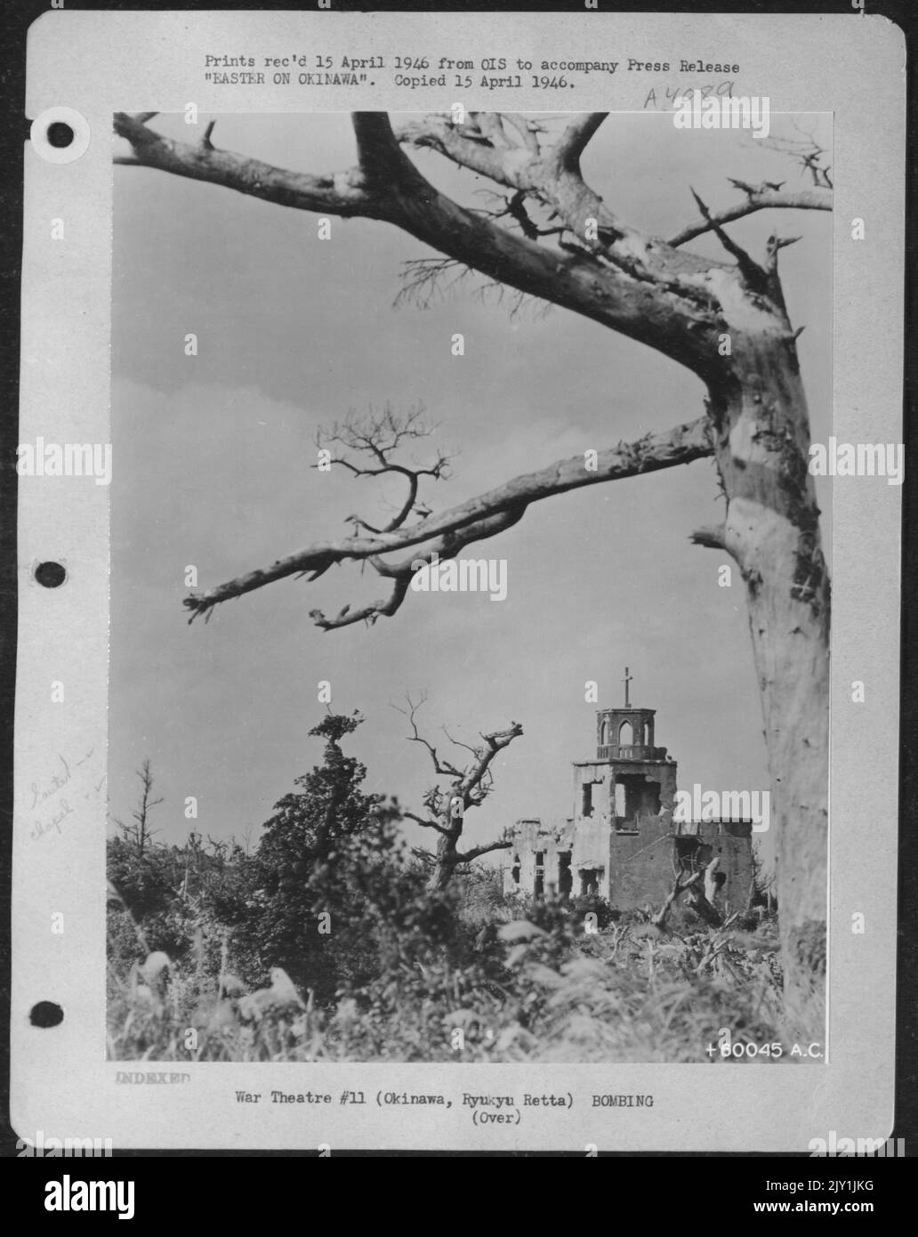 Pasqua ad Okinawa - la Domenica di Pasqua, 1945 servizi furono programmati per questa Missione cristiana nativa, in seguito sequestrata dai Giapponesi e usata come punto di osservazione e come Nido della pistola della macchina nella Battaglia di Okinawa. Foto Stock