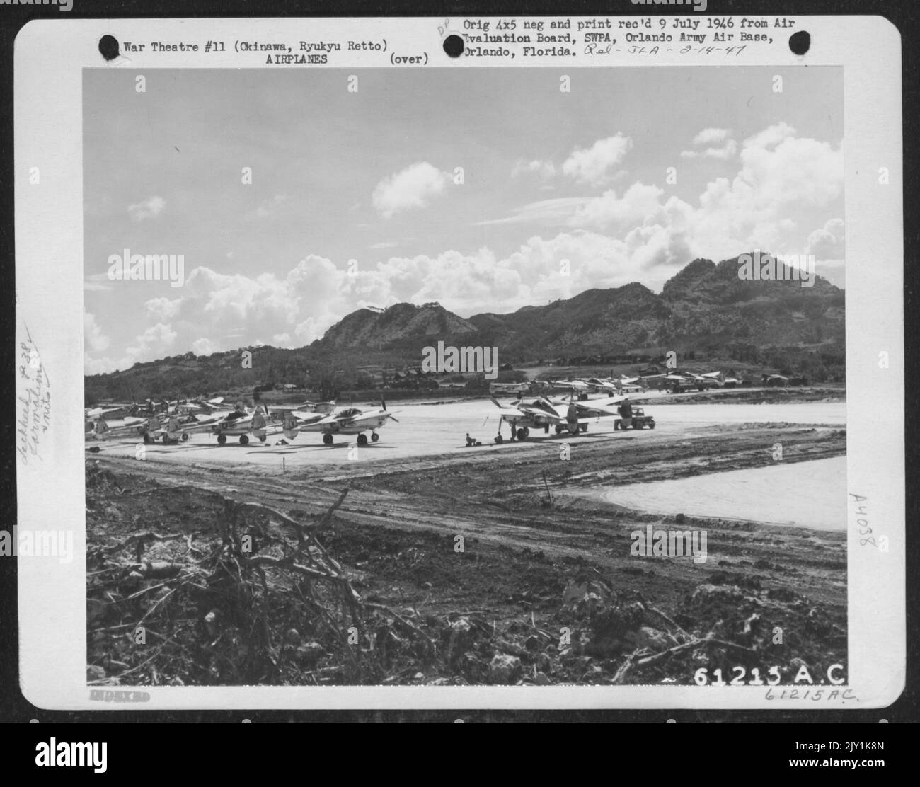 Lockheed P-38 'lightnings' dello Squadrone di ricognizione di foto del 8th sulla pista di Motabu, Okinawa, Ryukyu Retto. Questa è la prima unità Air Corps a utilizzare questa striscia di recente costruzione nell'area dell'aeronautica militare del 5th, ed è la più antica struttura d'oltremare che operava Foto Stock