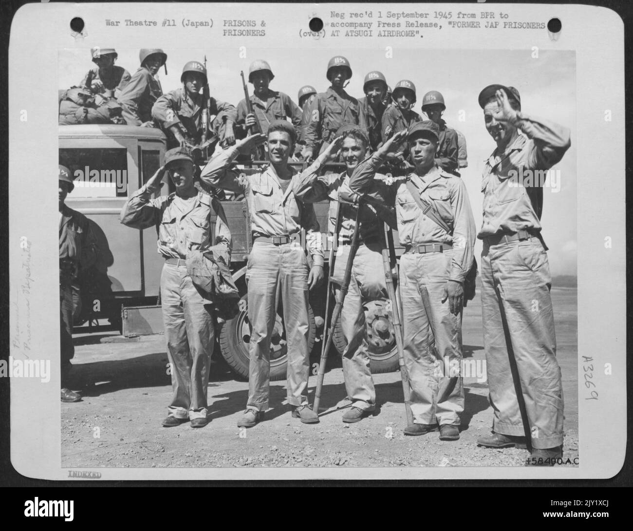Gli ex prigionieri giapponesi camminarono e Hitch-hiked Ad Una distanza di 550 miglia da Un campo vicino Kobe all'Airdrome di Atsugi. Il tempo totale era di circa 22 ore. Furono presi prigioniero a Corregidor il 26 novembre 1942. Da sinistra a destra: PFC. Guglielmo Sutherland di Clentinwo Foto Stock