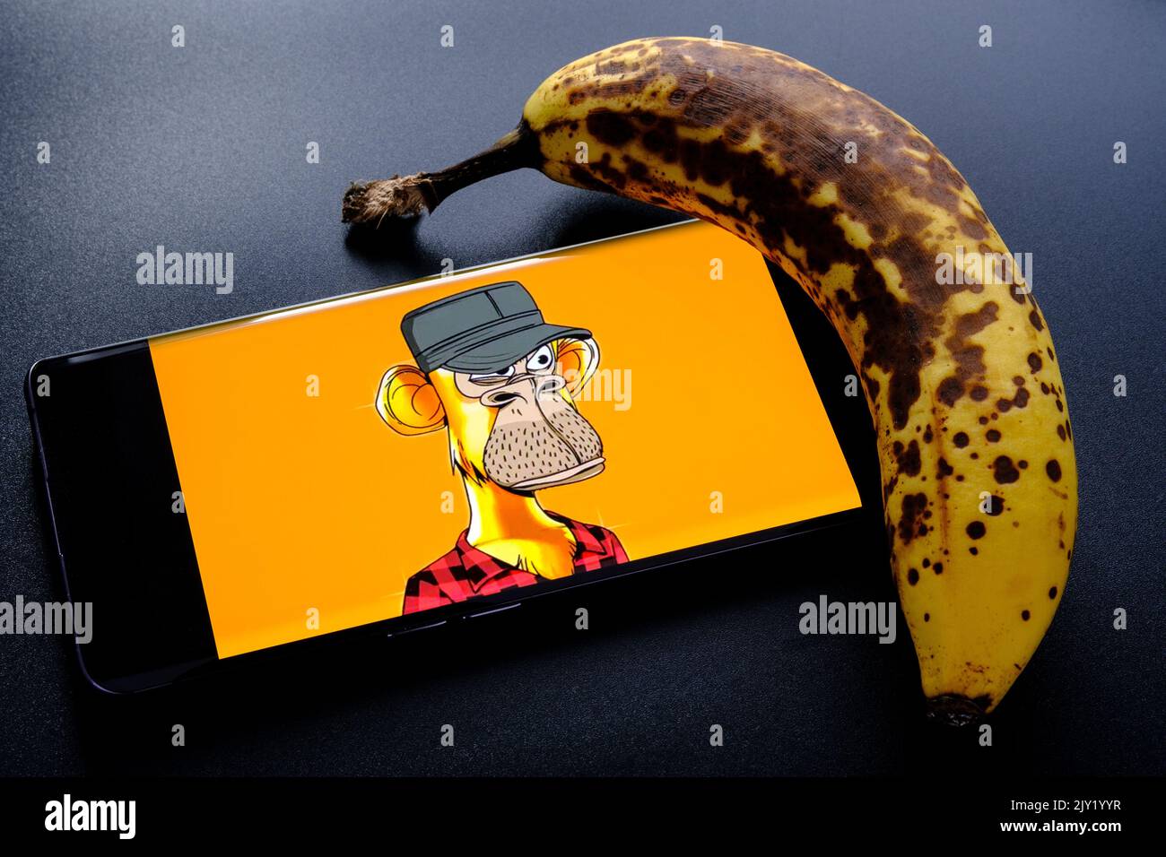 Annoiato Ape NFT #5383 visto sullo schermo dello smartphone accanto alla banana marcio. Concetto. Annoiato Ape Yacht Club (BAYC). Stafford, Regno Unito, settembre Foto Stock