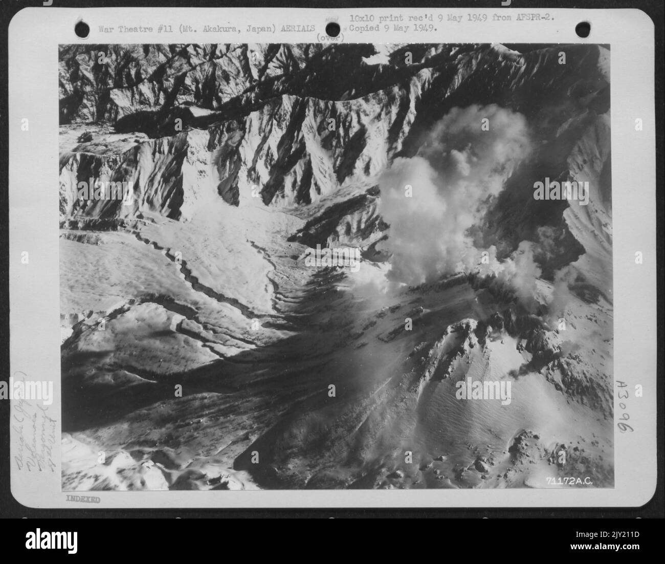 Mt. Akakura, una delle molte vette della catena montuosa che circonda Un famoso Winter Resort Center in Japanesean, ha recentemente mostrato segnali di attività eruttiva quando le fessure a vapore apparvero vicino alla sua cresta. La fotografia è stata scattata da 1st Lt. Bryce PoE di Foto Stock