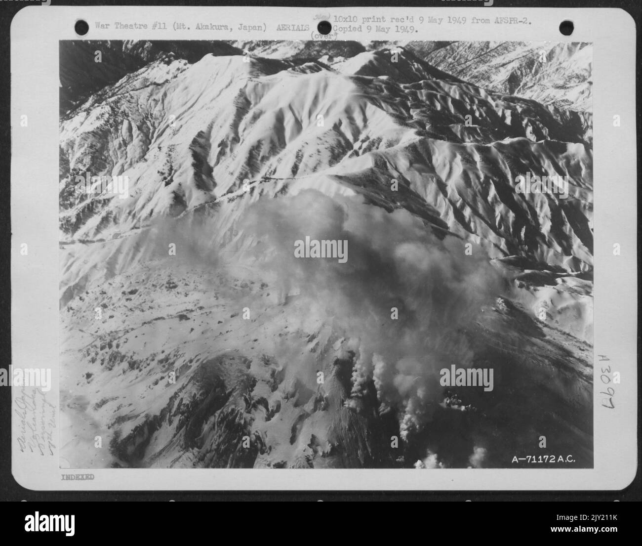 Mt. Akakura, una delle molte vette della catena montuosa che circonda Un famoso Winter Resort Center in Japanesean, ha recentemente mostrato segnali di attività eruttiva quando le fessure a vapore apparvero vicino alla sua cresta. La fotografia è stata scattata da 1st Lt. Bryce PoE di Foto Stock