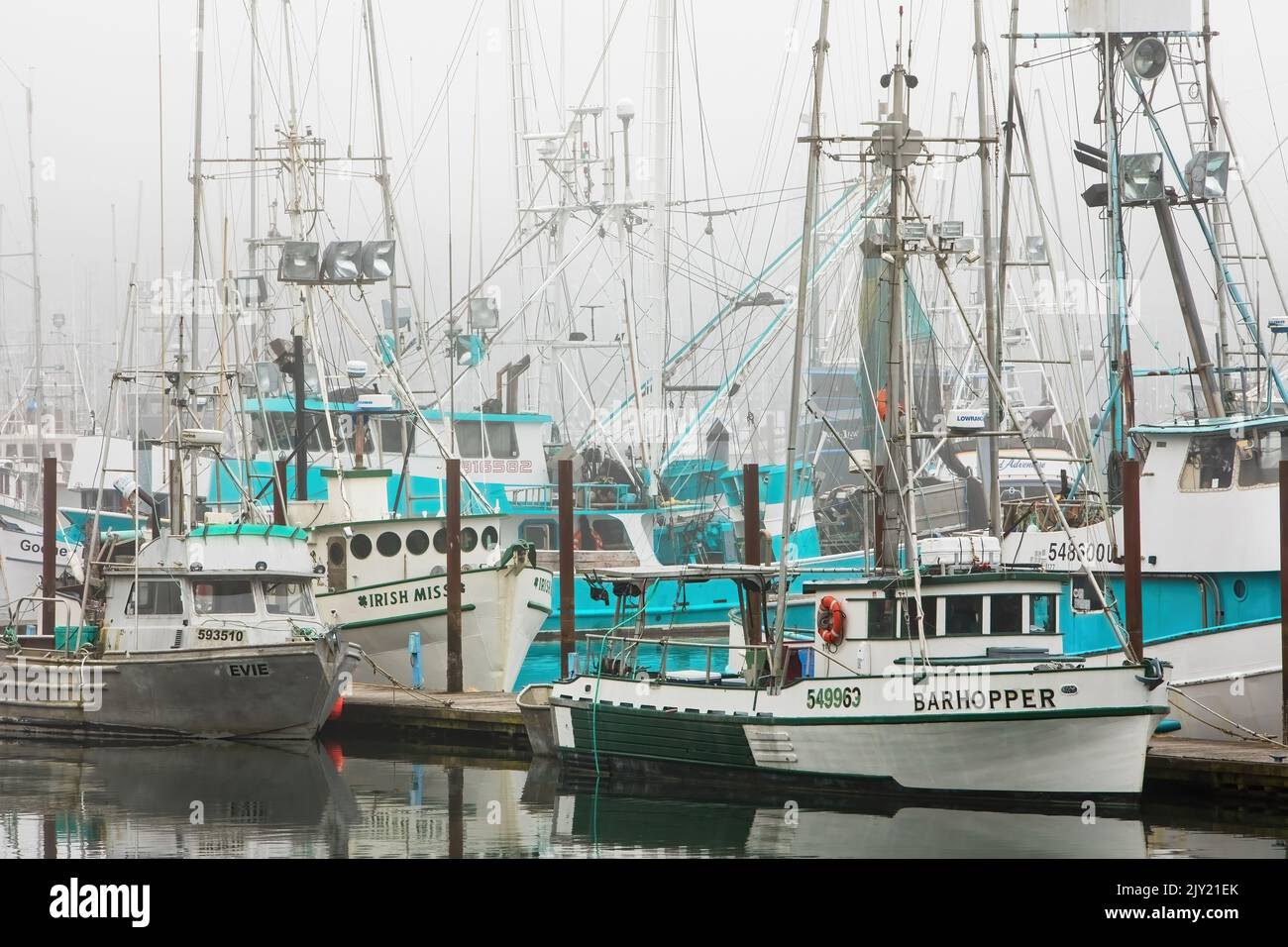 Newport, Oregon, è la "capitale mondiale del granchio senza geni". La flotta di pescherecci commerciali di Newport è arborata nella baia di Yaquina. Foto Stock