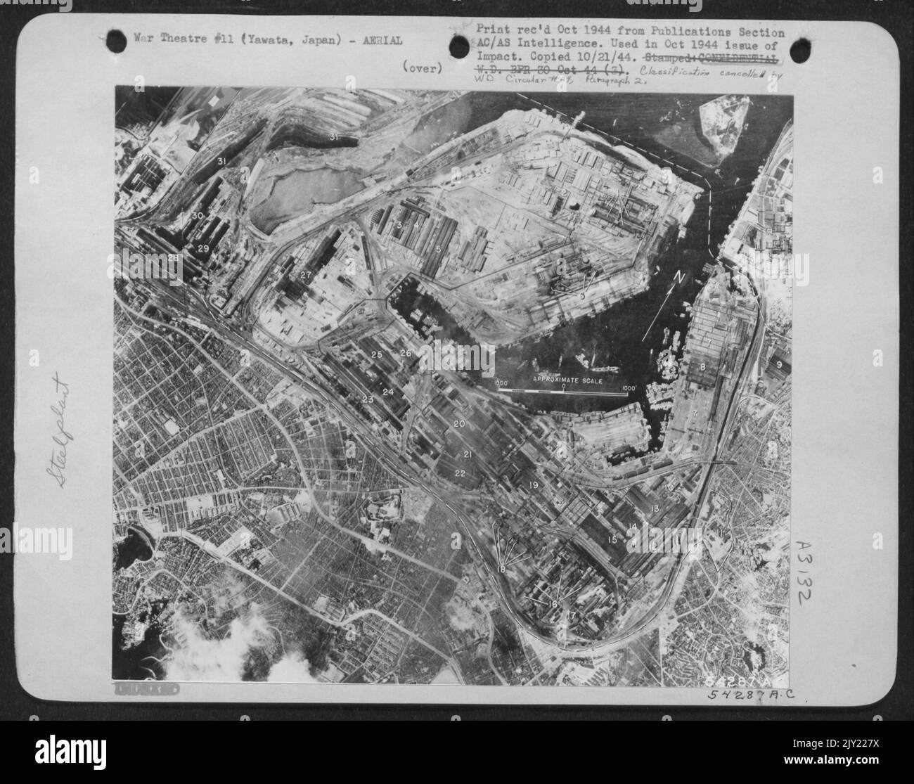 Foto annotata di Yawata Mills, Japanesean mostra la principale area di destinazione, 4 agosto 1944: (1) impianto di cokeria, cinque batterie per un totale di circa 375 forni; (2) impianto di sottoprodotti; (3, 5, 13, 14, 15, 19, 20, 24, 25, 29, 30) mulini; (4) convertitori Bessemer; Foto Stock
