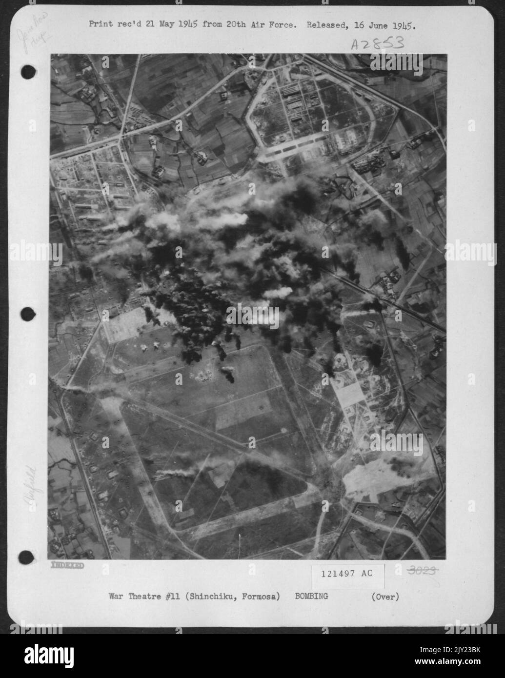 Le bombe hanno colpito l'aerodromo di Shinchiku sull'isola di Formosa. Sul campo si può vedere un aereo giapponese ardente. Foto Stock