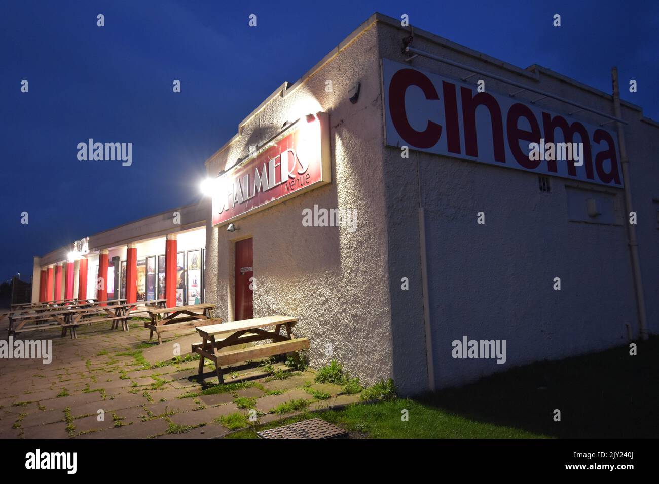 Crepuscolo cade al cinema indipendente Chalmers Filmhouse ad Arbroath, sulla costa orientale della Scozia. L'edificio era originariamente il Waterfront Nightclub. Foto Stock