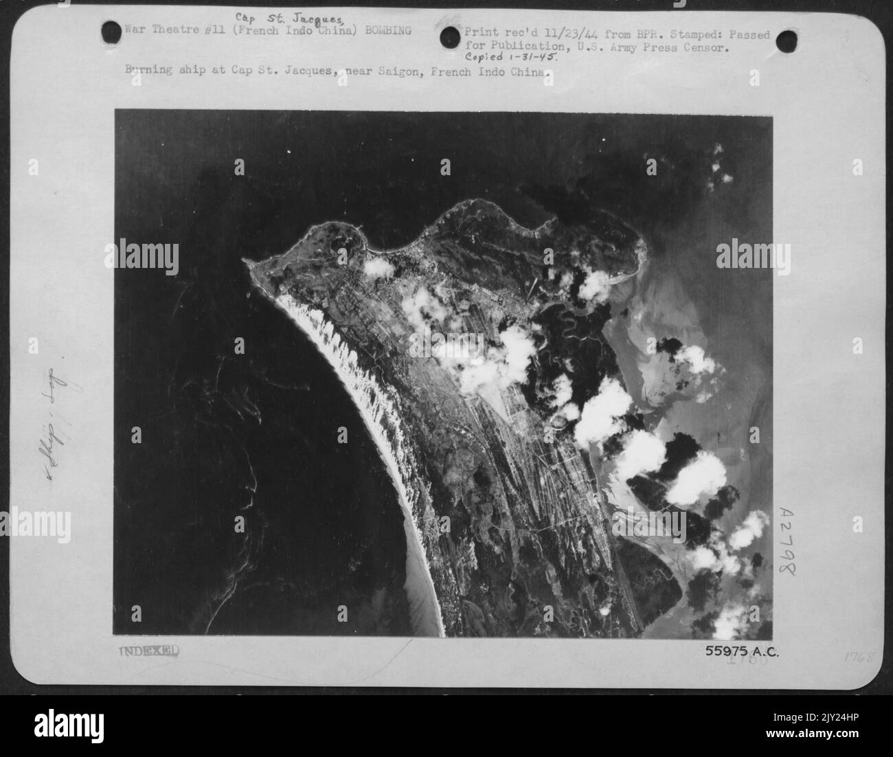 Nave che brucia a Cap St. Jacques, vicino Saigon, Cina indofrancese. Foto Stock