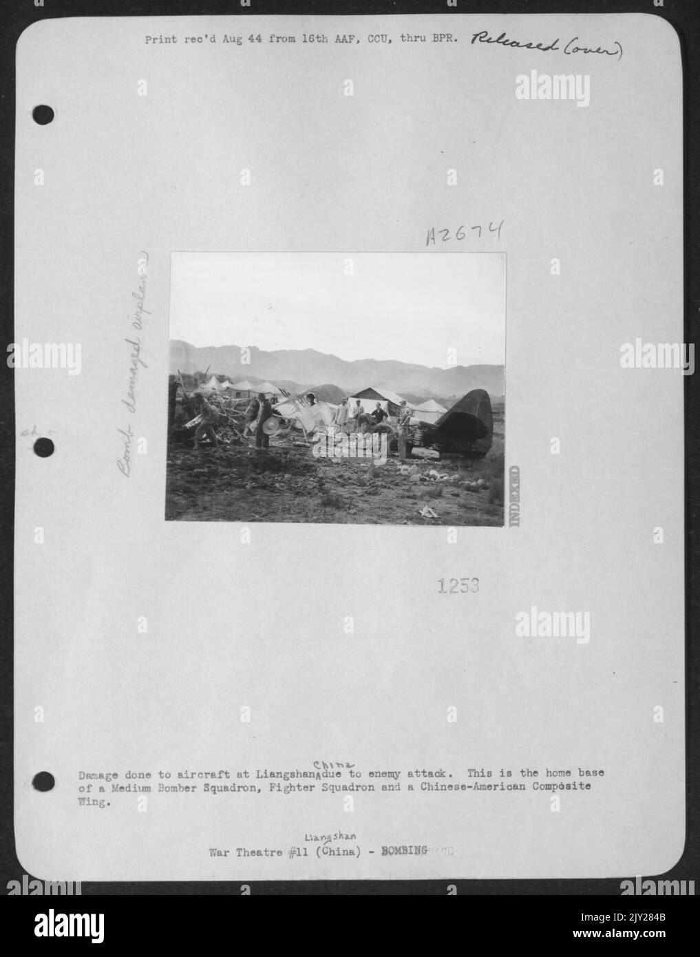 Danni agli aerei a Liangshan in Cina a causa di un attacco di Enemy. Questa è la base di Un Medio Bomber Squadron, Fighter Squadron e Un cinese-americano composito Ala. Foto Stock