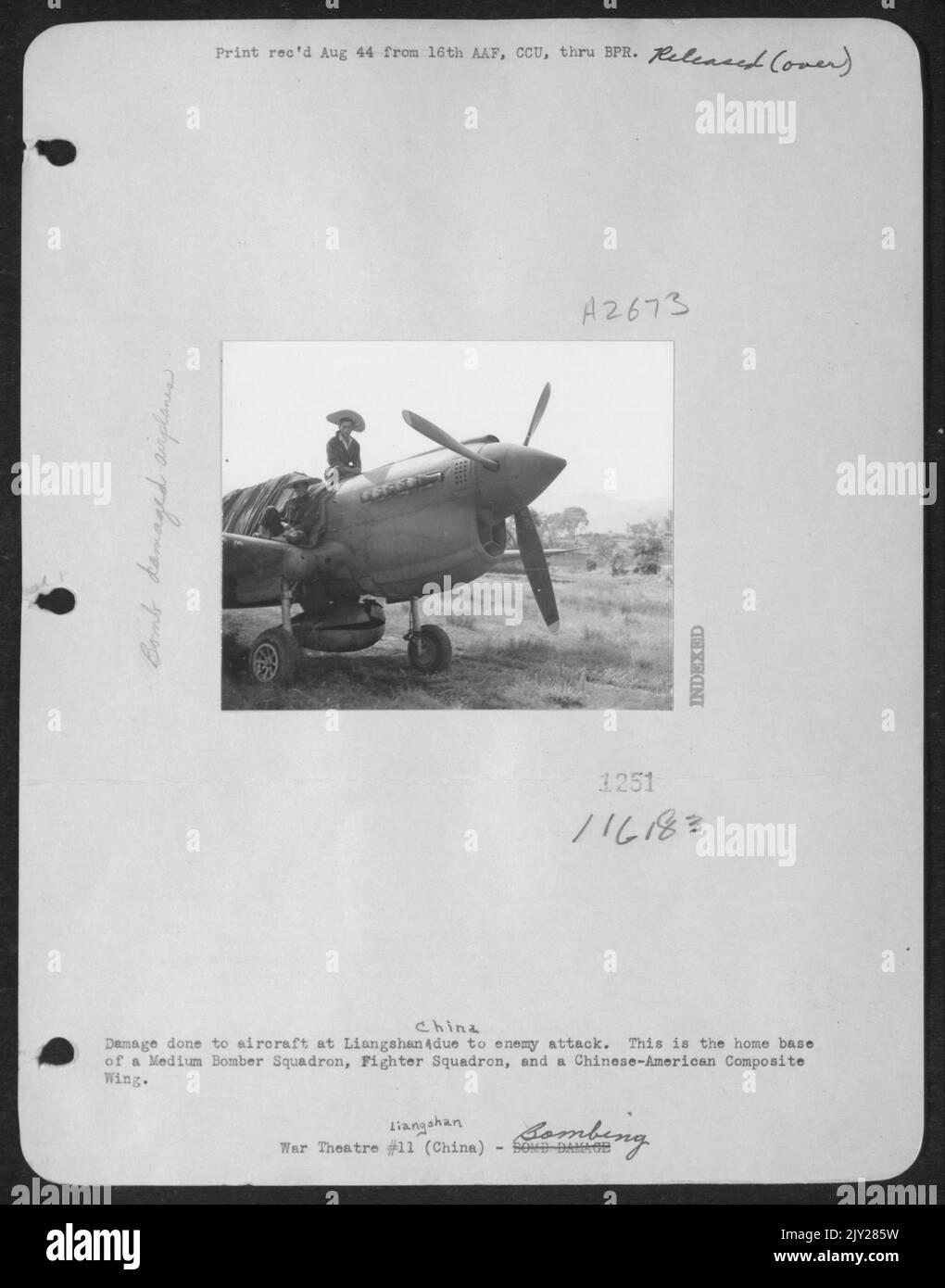 Danni agli aerei a Liangshan, Cina a causa di un attacco di Enemy. Questa è la base di Un Medium Bomber SQD., Fighter SQD. E Di Un'ala composita cinese-americana. Foto Stock