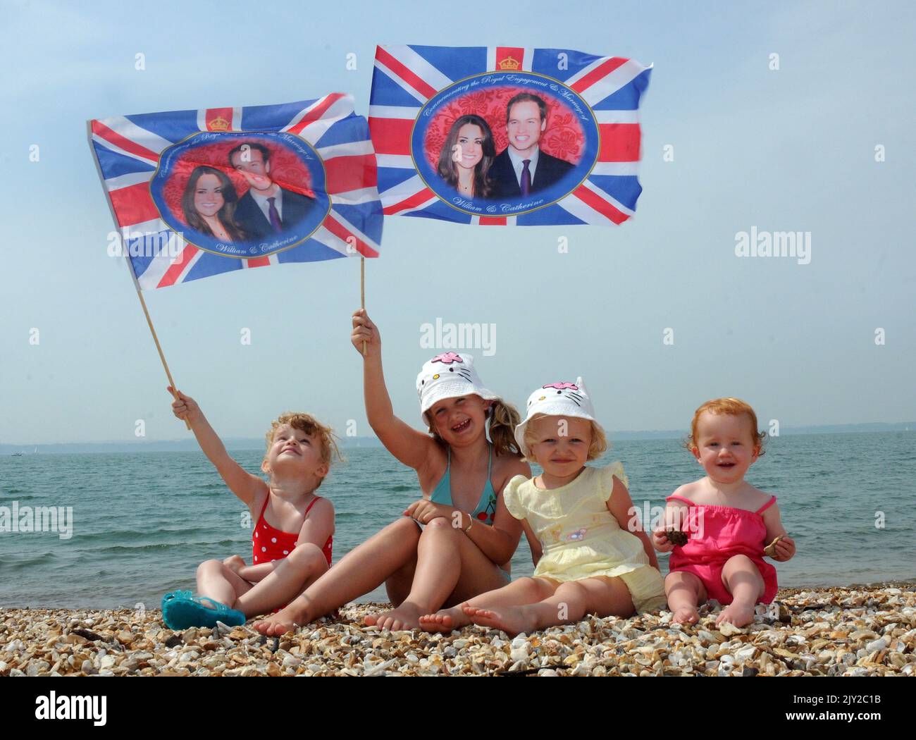 UNA GIORNATA SULLA SPIAGGIA A STOKES BAY, GOSPORT, HANTS IN ATTESA DI NOTIZIE DEL BAMBINO REALE. DA SINISTRA A DESTRA, CHLOE BRYAN (3) E LE SUE SORELLE WENDY (7), AMY (4) E SOPHIE (1). PIC MIKE WALKER, MIKE WALKER IMMAGINI, 2013 Foto Stock