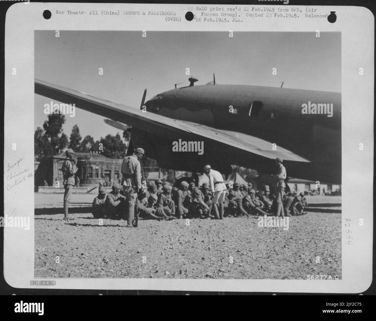 Truppe dell'esercito cinese in procinto di andare per un giro in un Curtiss C-46 Commando lungo le rotte della Divisione India-Cina, ATC,. Oltre a mantenere aperta la linea di fornitura sul Hump, i CD muove truppe e munizioni sul teatro cinese Foto Stock