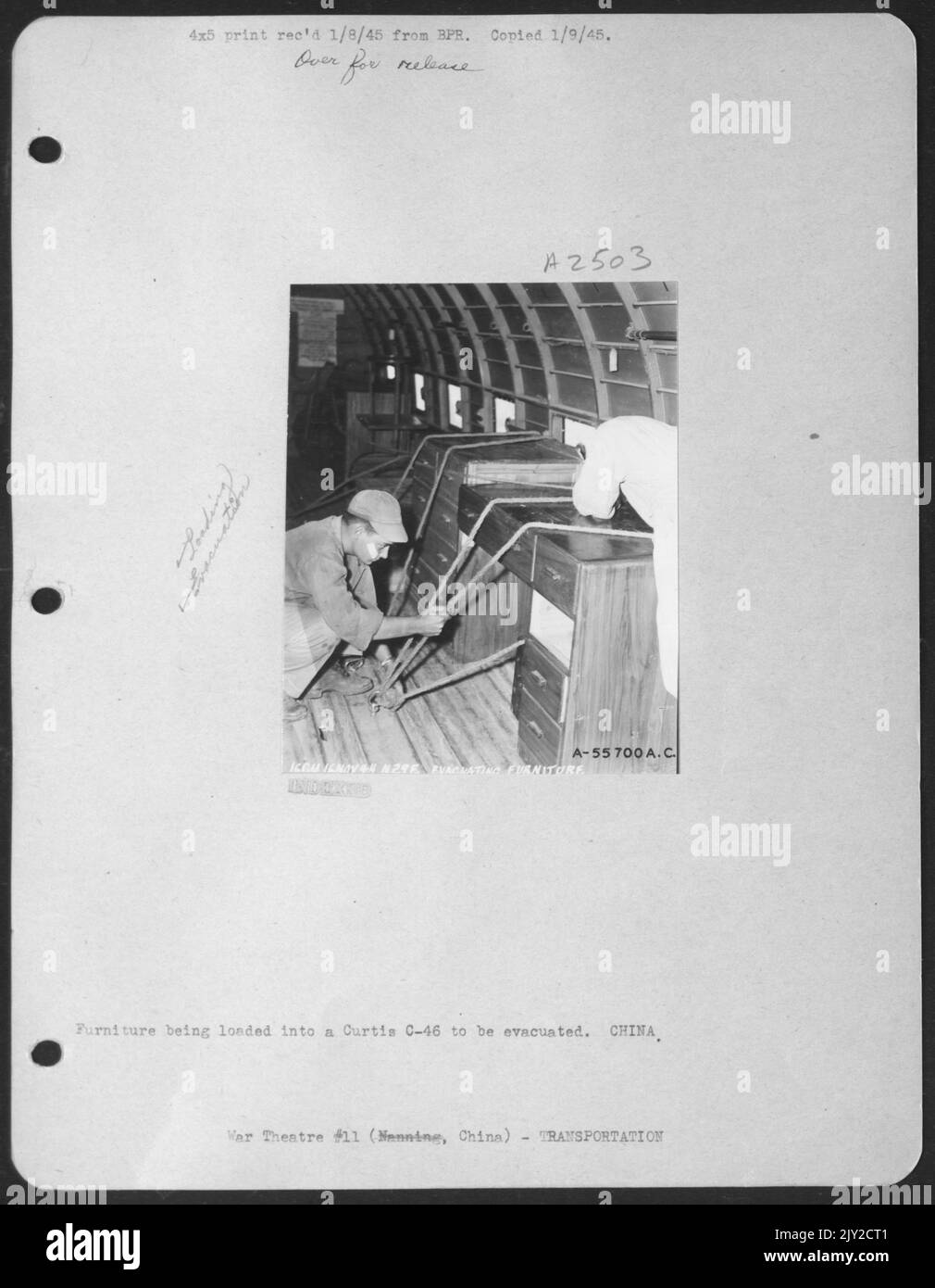 I mobili vengono caricati in un Curtis C-46 per essere evacuati. CINA Foto Stock