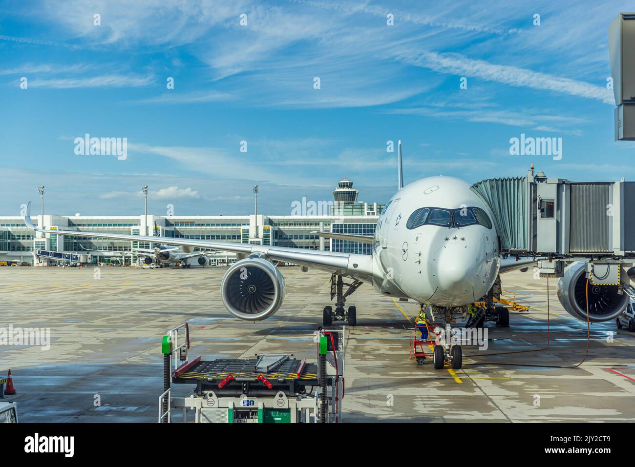 MONACO di BAVIERA, GERMANIA - 7 SETTEMBRE: Lufthansa Airbus attraccato a una porta all'aeroporto di Monaco il 7 settembre 2022 a Monaco di Baviera, Germania Foto Stock