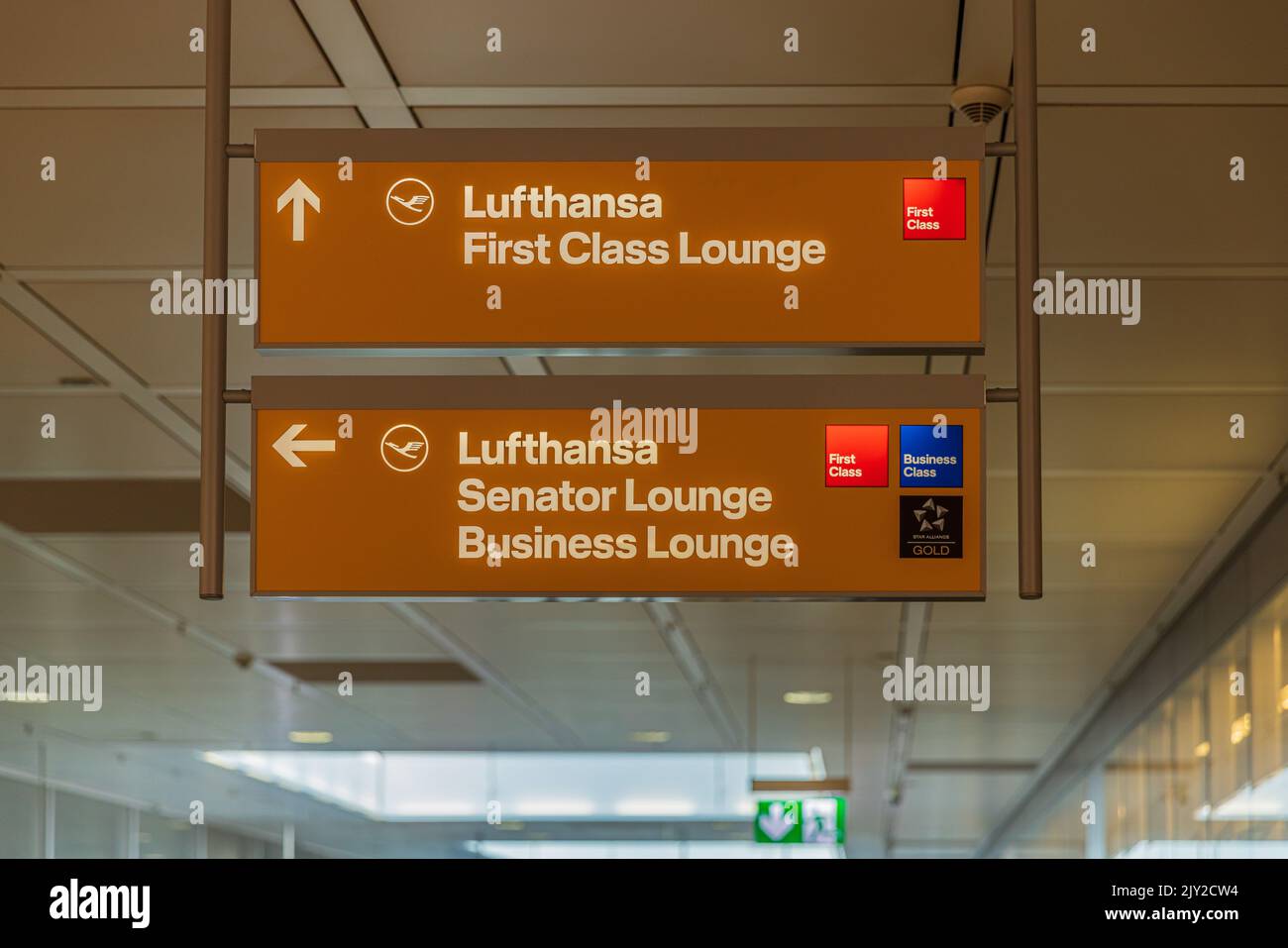 MONACO di BAVIERA, GERMANIA - 7 SETTEMBRE 2022: Cartello Lufthansa Business Class Lounge all'aeroporto di Monaco, Terminal 2 Foto Stock