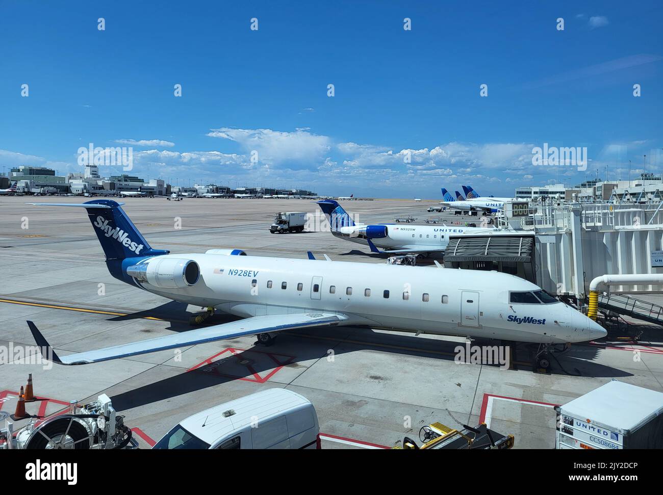DENVER, CO - 6 SETTEMBRE 2022: Aerei SkyWest e United Express CRJ-700 alle porte dell'Aeroporto Internazionale di Denver. Foto Stock