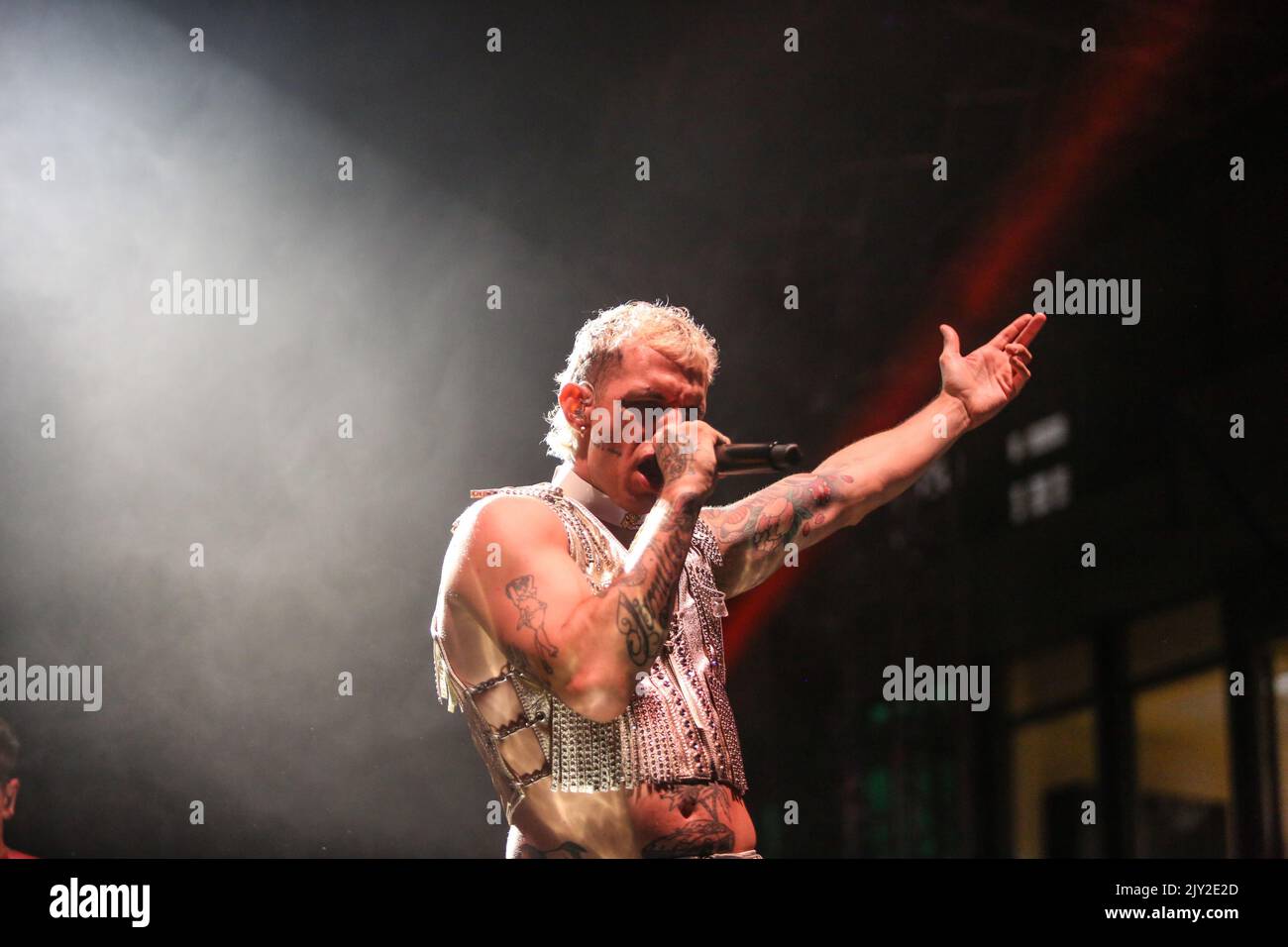 Pescara, Italia. 07th Set, 2022. Achille Lauro suona sul palco a Piazza salotto a Pescara durante l'orchestra elettrica di Achille Lauro Superstar, cantante italiana Concerto di Musica a Pescara, 07 2022 settembre Credit: Independent Photo Agency/Alamy Live News Foto Stock