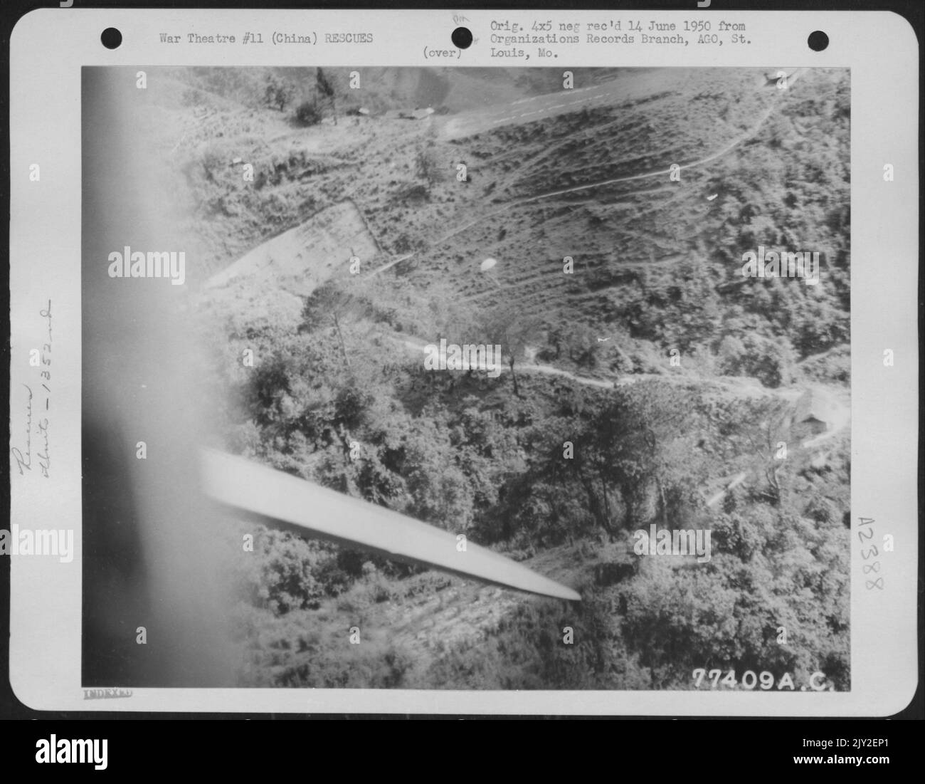 Operazioni di salvataggio di 1352Nd Aafbu in Cina (98Degrees25'e, 25Degrees50'N) consolidato C-87, aereo n. 0610 NZ-2010. 9 giugno 1945. Foto Stock