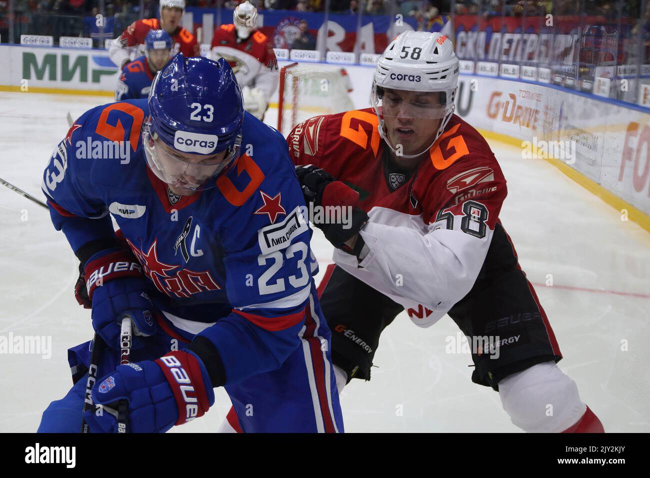 San Pietroburgo, Russia. 07th Set, 2022. GIOCATORE DI SKA Hockey Club, Dmitry Jashkin (No.23) e Avangard Hockey Club giocatore, Victor Svedberg (No.58) visto in azione durante la Kontinental Hockey League, stagione regolare KHL 2022 - 2023 tra SKA San Pietroburgo e Avangard Omsk al Palazzo degli Sport di ghiaccio. (Punteggio finale; SKA Saint Petersburg 4:1 Avangard Omsk) Credit: SOPA Images Limited/Alamy Live News Foto Stock