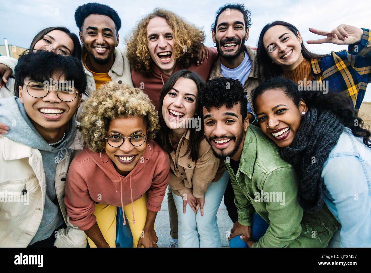 Giovane gruppo di persone multirazziali felici che si divertono insieme all'aperto Foto Stock