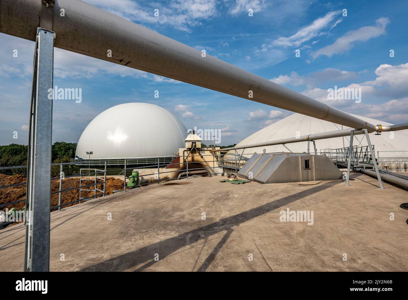 Impianto di biogas, stoccaggio di gas, con cupola, serbatoi di fermentatore per il processo di fermentazione, uso di concime solido come fonte di energia, in una fattoria vicino Lippling, clo Foto Stock