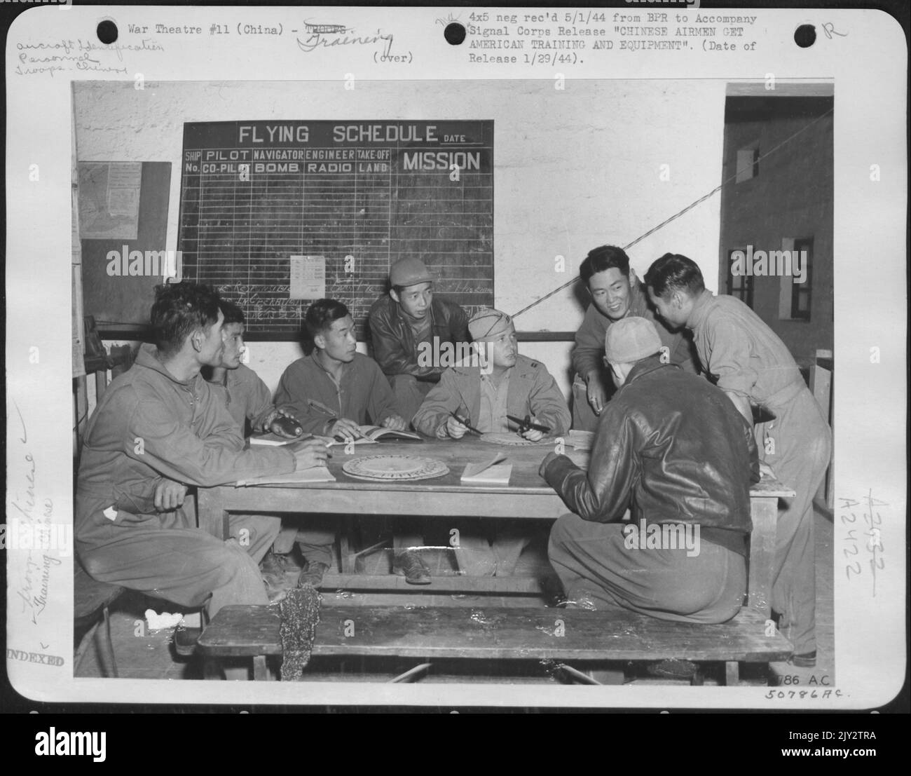 T.F. Capt Hackleman, Springfield, Ohio, detiene una classe di identificazione dell'aeromobile. Da sinistra a destra: Lt. Kung S.H., Lt. Yang C.F., Lt. Chang S.C., Lt. Hew S. Y., Capt. Hackleman, Lt. Chao L.P. Il Lt. Yang Y.K. e il Lt. Keh H.S. Foto Stock