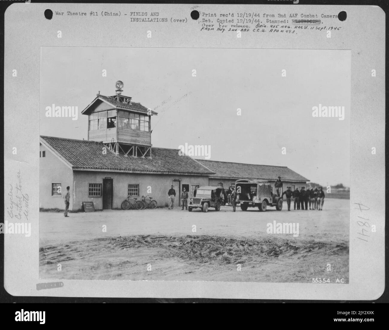 Sormontato dalla torre di controllo, è l'edificio che ospita gli uffici delle operazioni e la S-2 presso la base Advance China del Gruppo Bomb 40th. A destra, si vede la sezione dedicata alle sale riunioni. 20th istruzioni per il comando bombardiere per il B-29s di questo Gruppo Foto Stock