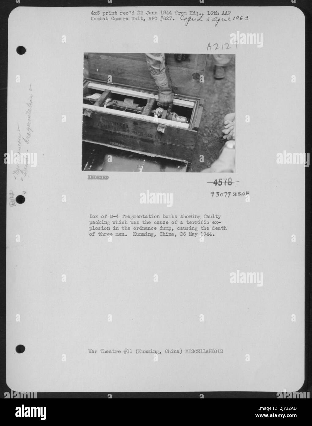 Box M-4 bombe a frammentazione che mostravano un imballaggio difettoso che era la causa di Una terribile esplosione nel dump dell'Ordine, causando la morte di tre uomini. Kunming, Cina, 26 maggio 1944. Foto Stock Box M-4 bombe a frammentazione che mostravano un imballaggio difettoso che era la causa di Una terribile esplosione nel dump dell'Ordine, causando la morte di tre uomini. Kunming, Cina, 26 maggio 1944. Foto Stock
