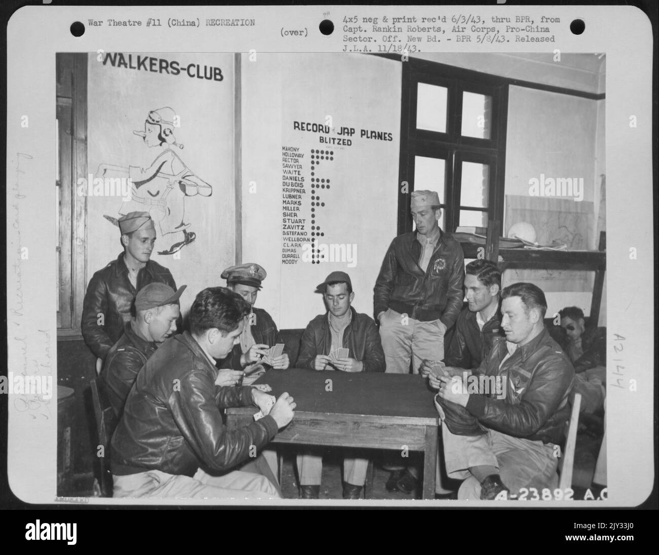 I membri del Walker's Club trascorrono il loro tempo raccontando le loro avventure quando si recavano fuori dal territorio nemico, fuggirono da sotto i nasi dei giapponesi. Passarono da 1 a 7 settimane trudging casa, e utilizzarono ogni mezzo di trasporto Foto Stock