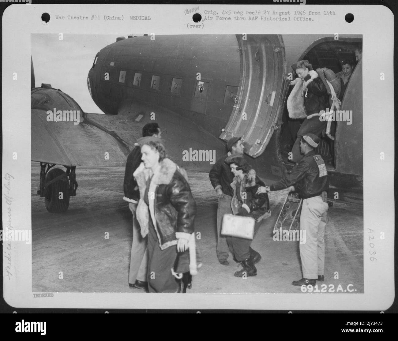 Le prime infermiere dell'esercito ad arrivare in Cina Debark da Un Douglas C-47 ad Una base dell'aeronautica 14th in Cina. Foto Stock