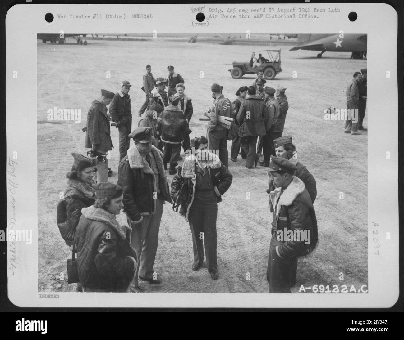 Le prime infermiere dell'esercito ad arrivare in Cina Debark da Un Douglas C-47 e chiacchierare con alcuni degli ufficiali ad Una base dell'aeronautica 14th in Cina. Foto Stock