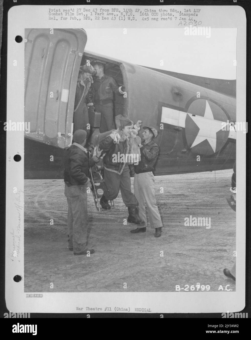 Le 'infermiere volanti' che serviranno con il maggiore Generale C.L. I 14th AAF di Chennault sono arrivati in Cina. Sullo stato di volo, le giovani donne comiche serviranno sul velivolo che evacuano i feriti dalle aree in avanti. Foto Stock