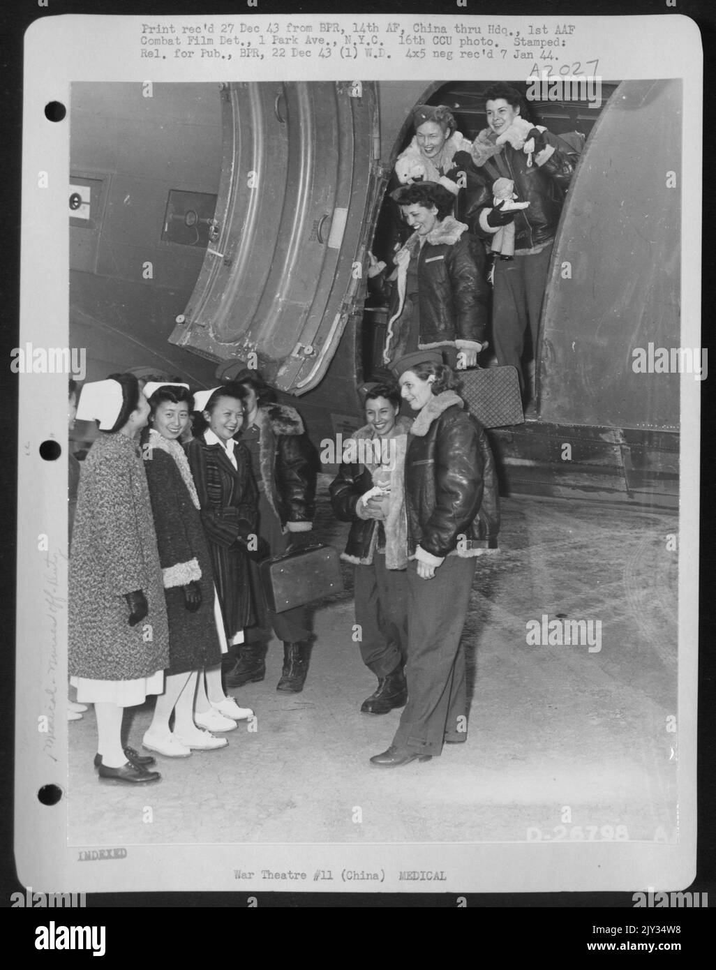 Le 'infermiere volanti' che serviranno con il maggiore Generale C.L. I 14th AAF di Chennault sono arrivati in Cina. Sullo stato di volo, le giovani donne comiche serviranno sul velivolo che evacuano i feriti dalle aree in avanti. Foto Stock
