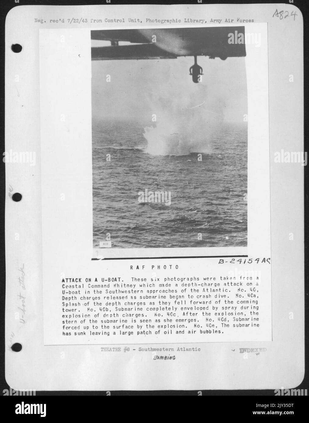 Attacco su U-Boat. Queste 6 foto sono state scattate da un comando costiero Whitney che ha fatto un attacco di profondità su una U-boat negli approcci sud-occidentali dell'Atlantico. No. 40, le cariche di profondità liberate mentre il sottomarino ha cominciato ad impantanarsi. Foto Stock
