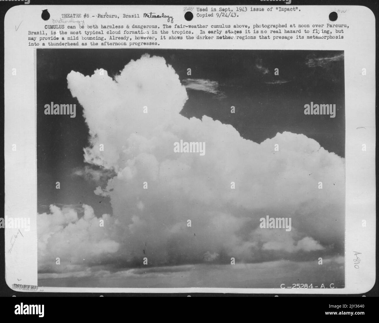Cumulus può essere sia innocuo che pericoloso. Il cumulo in alto, fotografato a mezzogiorno su Parcuru, Brasile, è la più tipica formazione di nubi nei tropici. Nelle prime fasi non è un rischio reale per il volo. Foto Stock