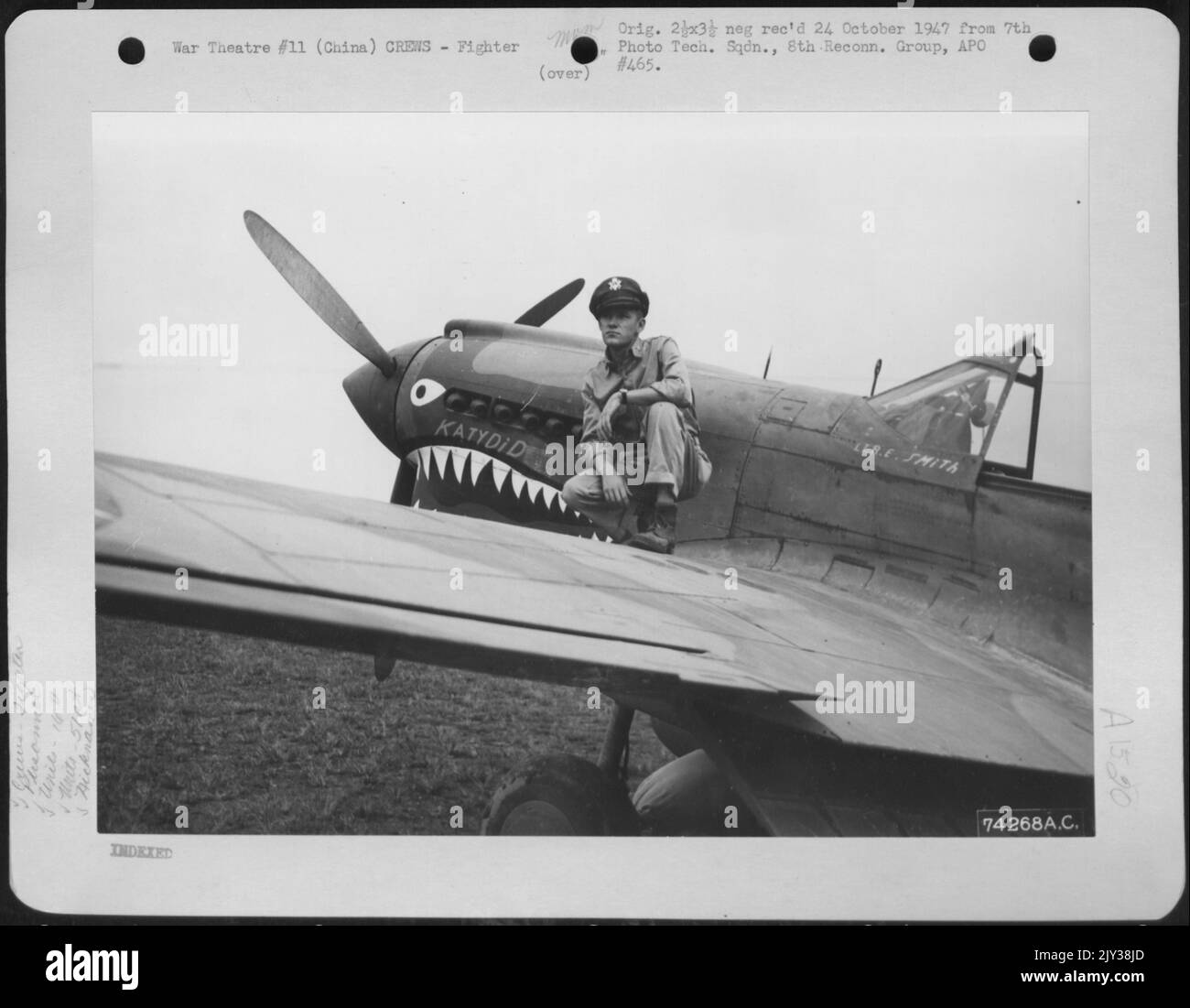 Lt. R.E. Smith, Cincinnati, Ohio, del 16th Fighter Squadron, 51st Fighter Group, si pone sull'ala del suo Curtiss P-40 'Katydid' a Peishihwa, Cina. 20 ottobre 1942. Foto Stock