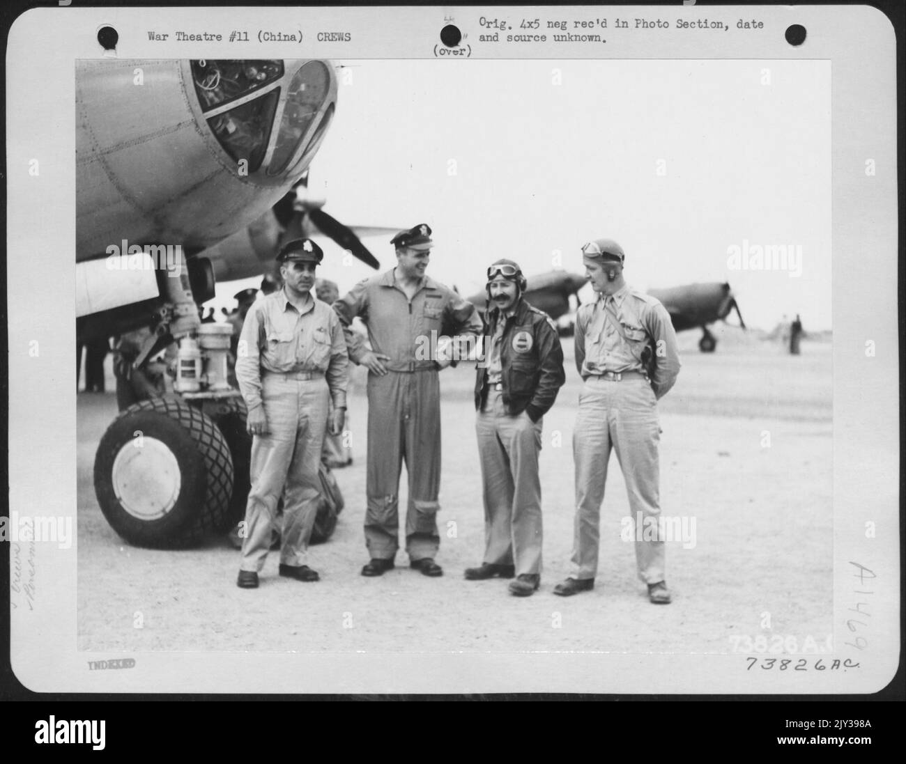 Il pilota e co-pilota del primo Boeing B-29 'Superfortress' a terra in Cina sono accolti da piloti combattente e da una base aerea nella Cina occidentale. Sono, da sinistra a destra: Brig. Generale Laverne G. Saunders; Lt. Colonnello William Blanchard; Lt. Colonnello James F. Foto Stock