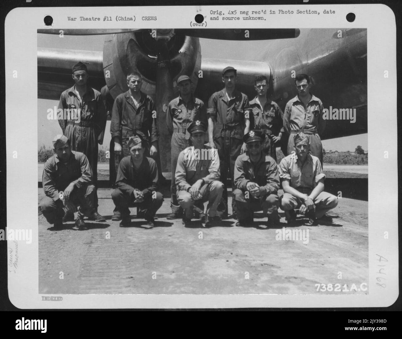 Il capitano Sanders and Crew posa accanto A Un Boeing B-29 'Superfortress' presso una base aerea in Cina. 10 maggio 1944. Foto Stock