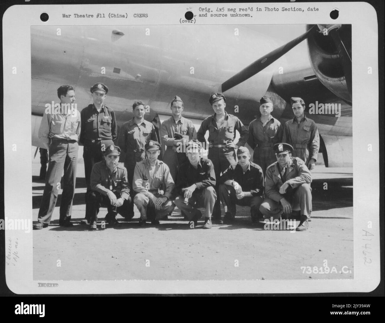 L'equipaggio del Boeing B-29 (A/C 26344) posa accanto al loro aereo presso una base aerea in Cina. 10 maggio 1944. Foto Stock