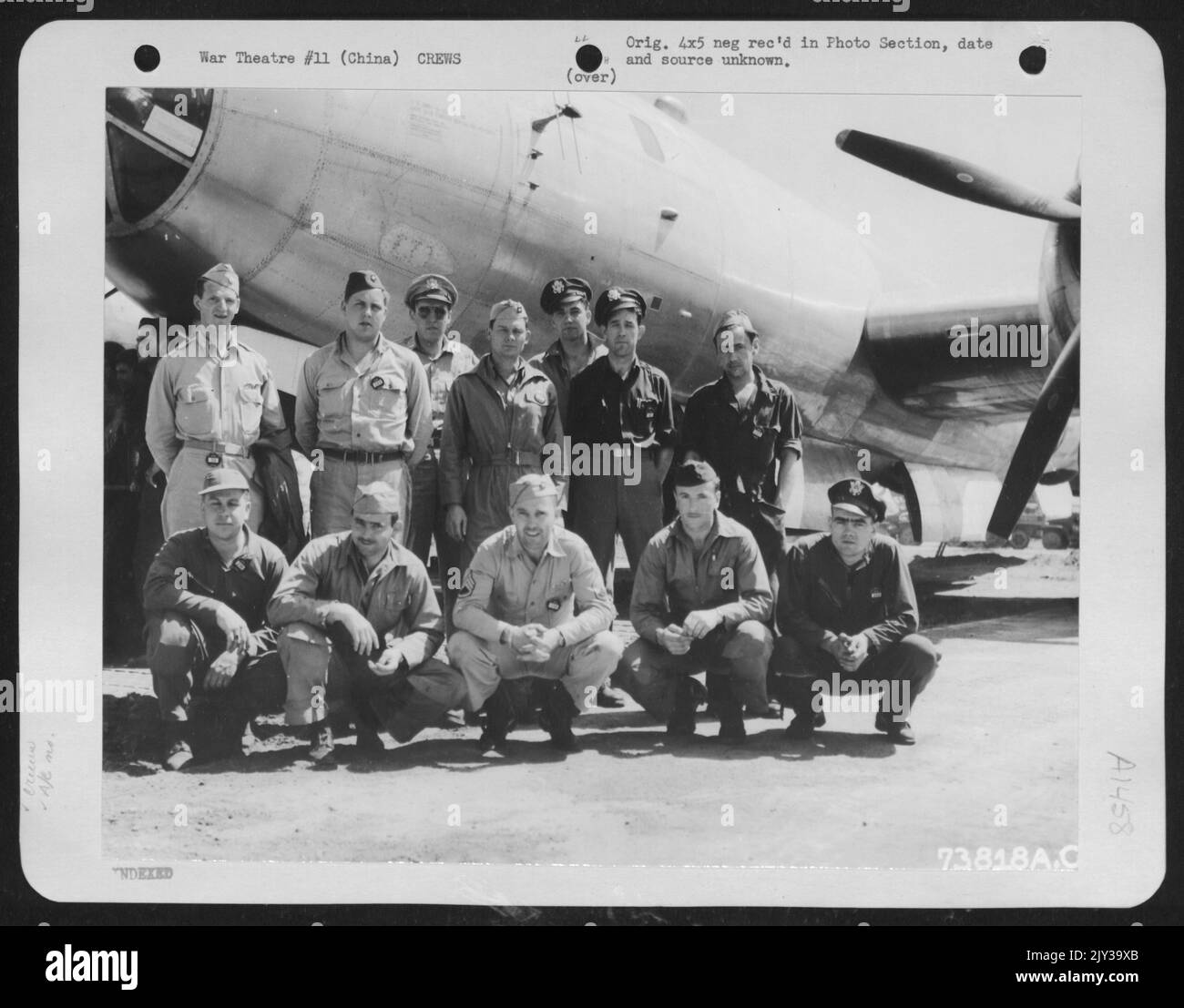 L'equipaggio del Boeing B-29 (A/C #26308) posa accanto al loro aereo presso una base aerea in Cina. 10 maggio 1944. Foto Stock