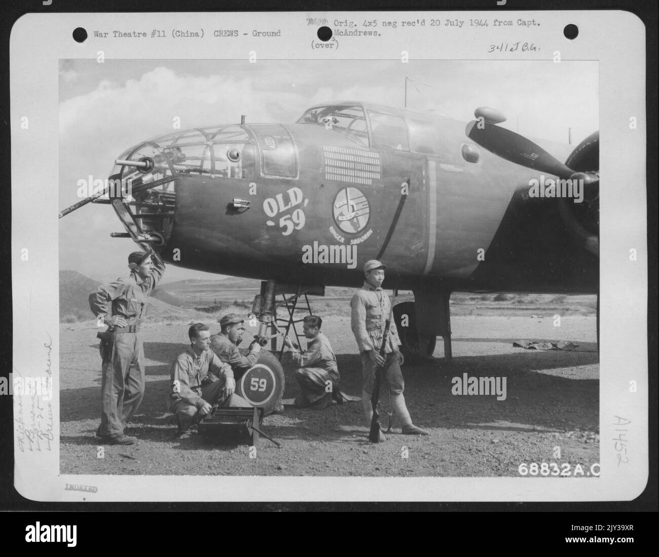 Gli uomini che mantengono il volo in Cina sono responsabili di gran parte del successo degli aerei da combattimento, come il Nord America B-25 "Old 59". Da sinistra a destra: SGT. Lawrence Q. Lemmon di Memphis, Tennessee, Armorer; Sgt. Williiam W. Bryan di Hopkinsville, N.Y. Foto Stock
