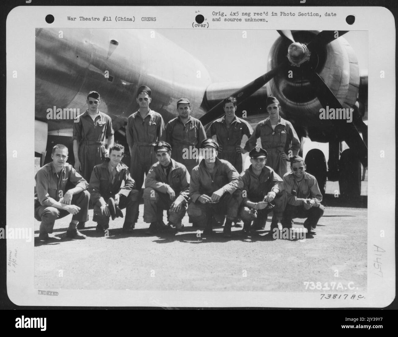 L'equipaggio del Boeing B-29 (A/C #26276) posa accanto al loro aereo presso una base aerea in Cina. 10 maggio 1944. Foto Stock