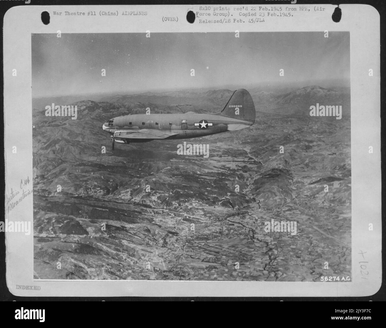 Sulle montagne della Cina occidentale, un Curtiss C-46 Commando si avvicina alla sua destinazione su un percorso volato dall'India China Div., ATC. Nel gennaio 1945, questa divisione ha messo più di 44.000 tonnellate di merci nella vecchia Cathay per via aerea. Foto Stock